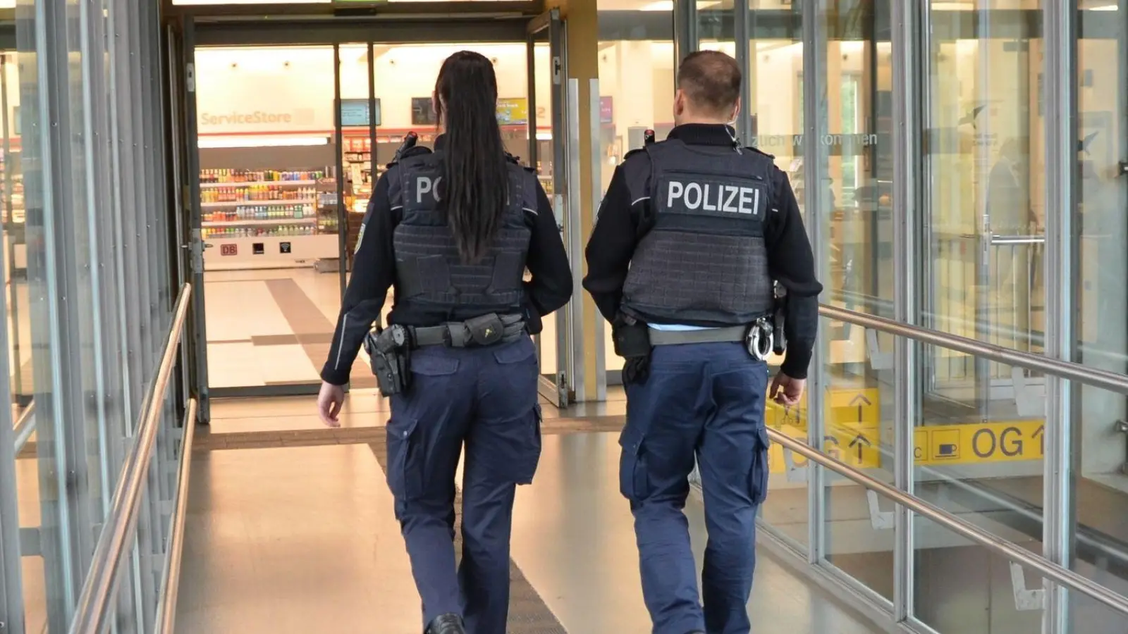Vier Mädchen im Alter von 13 bis 16 Jahren sind von der Polizei am Regensburger Hauptbahnhof in Schutzgewahrsam genommen worden.  (Symbolbild: Bundespolizei )