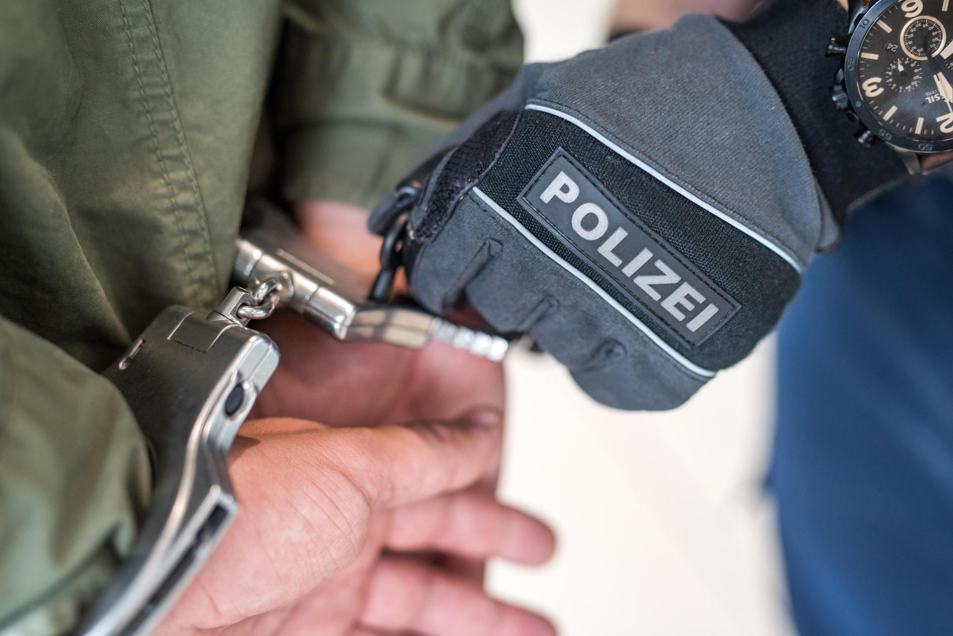 Beamte der Bundespolizeiinspektion Waidhaus nahmen am Montag bei Grenzkontrollen auf der A6 einen gesuchten Verkehrssünder fest.  (Symbolbild: Bundespolizei)