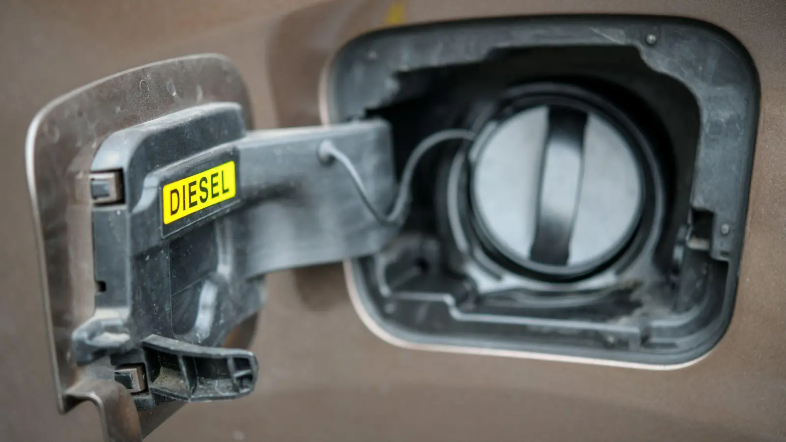 Unbekannte haben in Amberg rund 300 Liter Diesel aus dem Tank eines Lastwagens gestohlen. (Symbolbild: Patrick Pleul/dpa-Zentralbild/dpa)