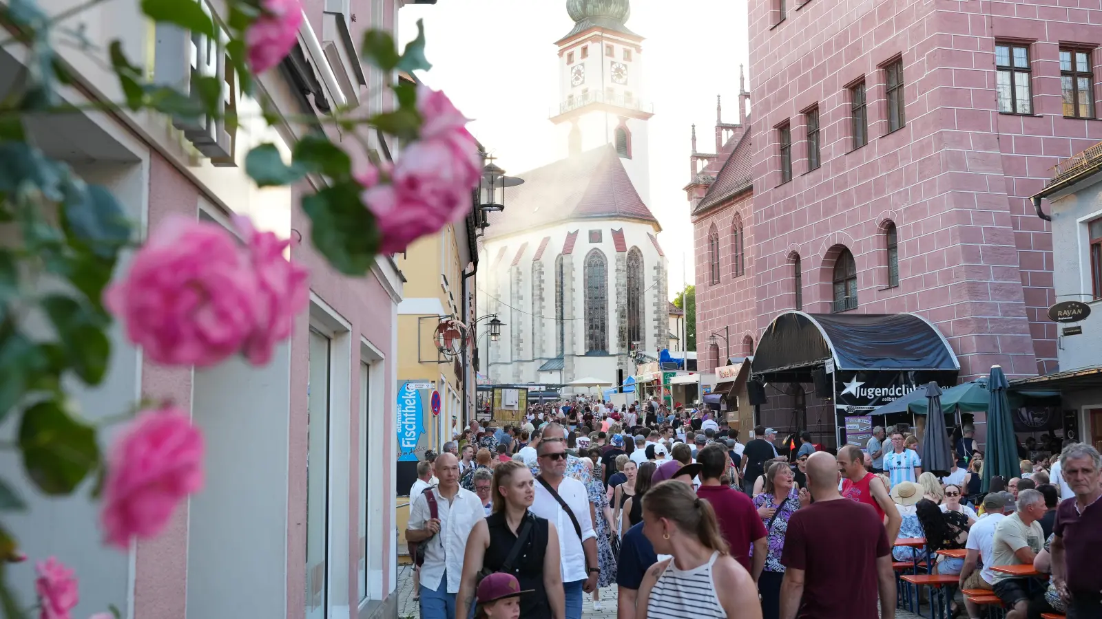 Das Altstadtfest in Sulzbach-Rosenberg verlief aus Sicht der Polizei weitgehend friedlich. Dennoch gab es einige alkoholbedingte Auseinandersetzungen. (Bild: Petra Hartl)