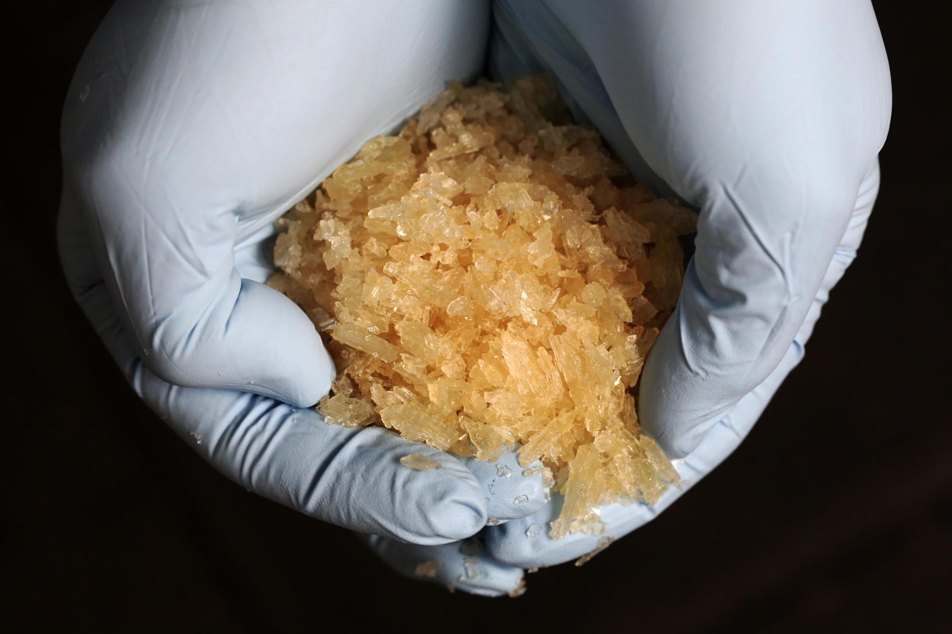 Ein 29-Jähriger steht derzeit vor dem Landgericht Amberg, weil er mit Crystal Meth im Kilobereich gedealt haben soll. (Symbolbild: Fredrik von Erichsen /dpa)