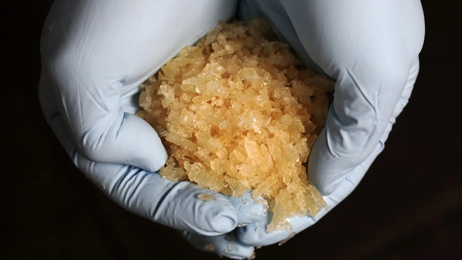 Ein 29-Jähriger steht derzeit vor dem Landgericht Amberg, weil er mit Crystal Meth im Kilobereich gedealt haben soll. (Symbolbild: Fredrik von Erichsen /dpa)