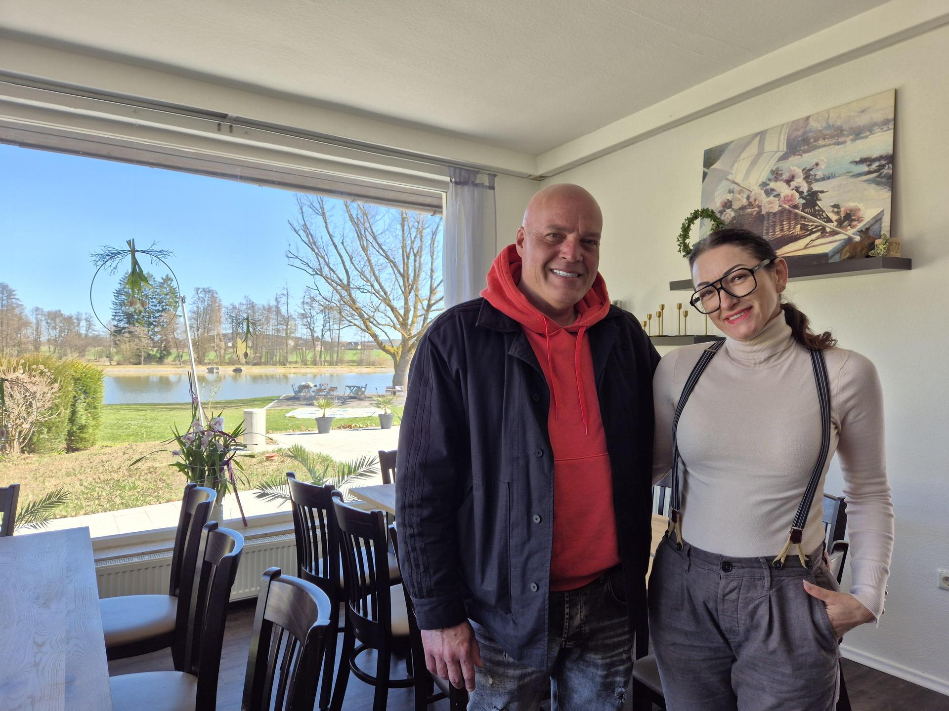 Veronika und Christian Hartwig bewirtschaften seit Anfang April 2026 die Gaststätte im Schätzlerbad. (Bild: Lowak)