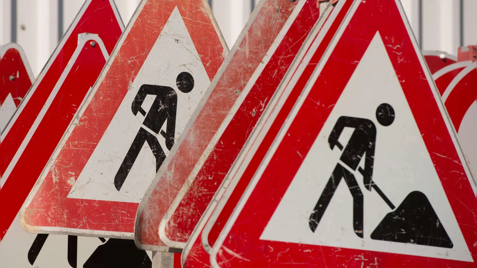 Die Wiltmaisterstraße in Amberg wird am 6. Mai wegen einer Baustelle gesperrt. (Symbolbild: Sebastian Kahnert/dpa)