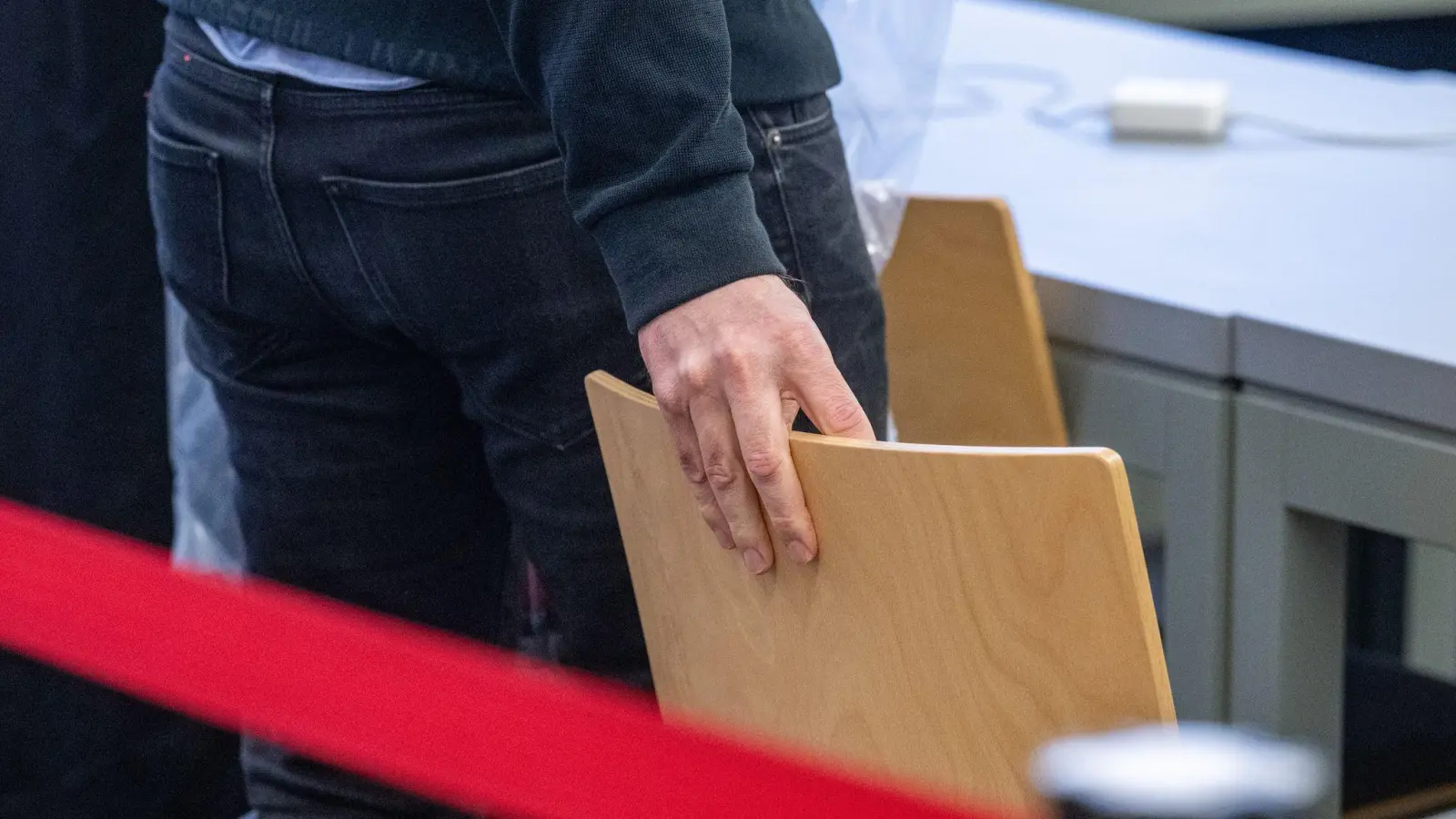 Der Prozess um eine vergiftete Champagner-Flasche in Weiden dauert länger als bisher vorgesehen.  (Archivbild: Armin Weigel/dpa)