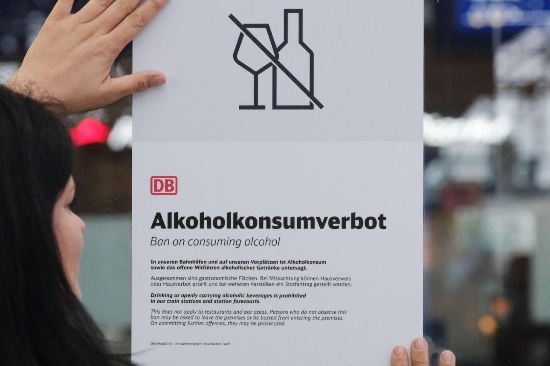 Alkoholkonsumverbot - so nennt die Deutsche Bahn die neue Regel, die ab Donnerstag an 5.700 Bahnhöfen deutschlandweit gilt. (Archivbild) (Bild: Sebastian Willnow/ dpa/dpa)