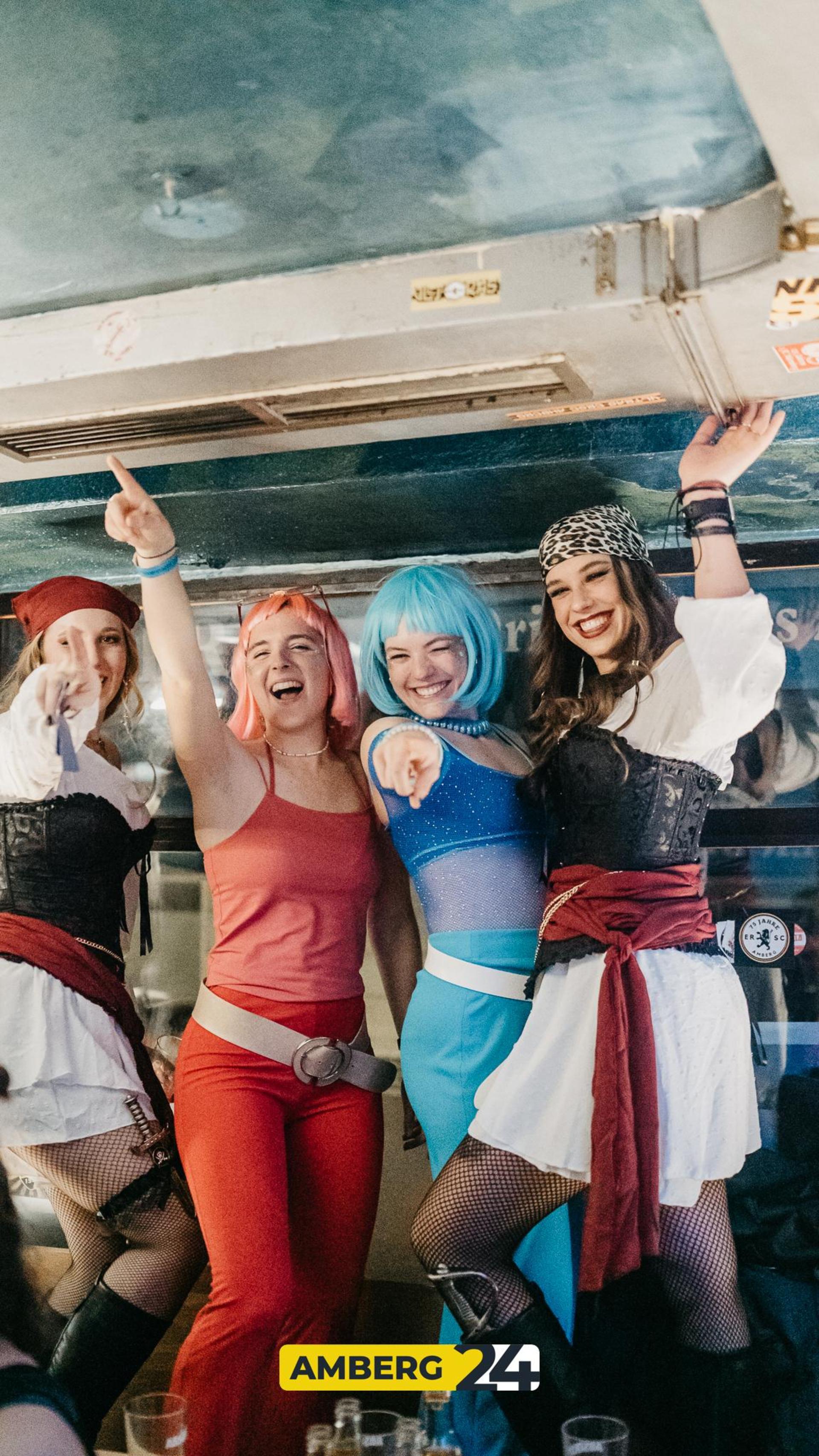 Auch im Blauen Haus waren am Donnerstag die Hexen los.  (Bild: Mario Donhauser)