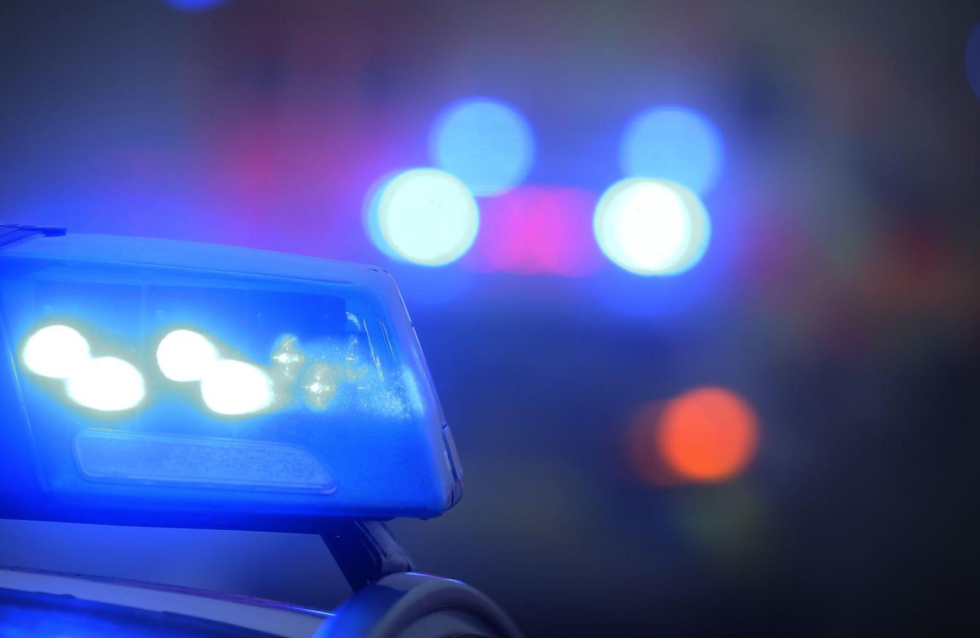 Die Polizei möchte wissen, wer in Eschenbach einen E-Scooter von einem Supermarkt-Parkplatz gestohlen hat.  (Symbolbild: Karl-Josef Hildenbrand/dpa)
