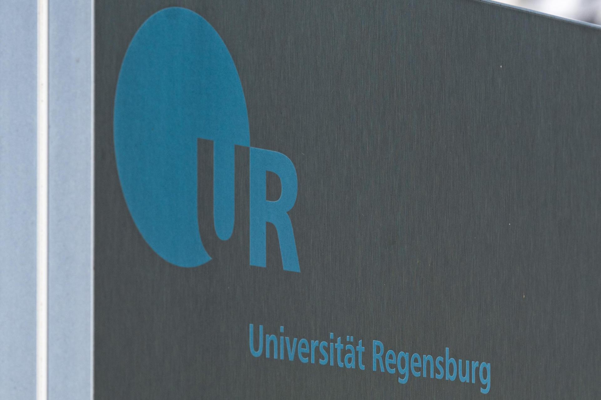 Ein Arbeiter ist auf einer Baustelle in Regensburg 19 Meter tief in einen Aufzugschacht gestürzt. (Symbolbild: Armin Weigel)