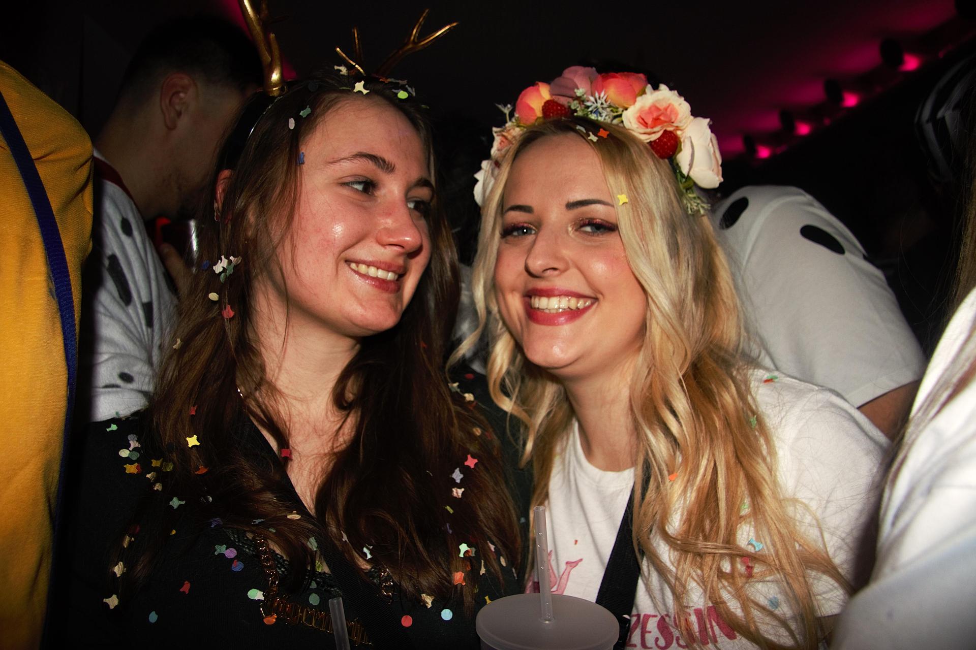 Zur Konfettiparty im Colomba war ordentlich Faschingslaune angesagt. (Bild: Marlin Nixdorf)