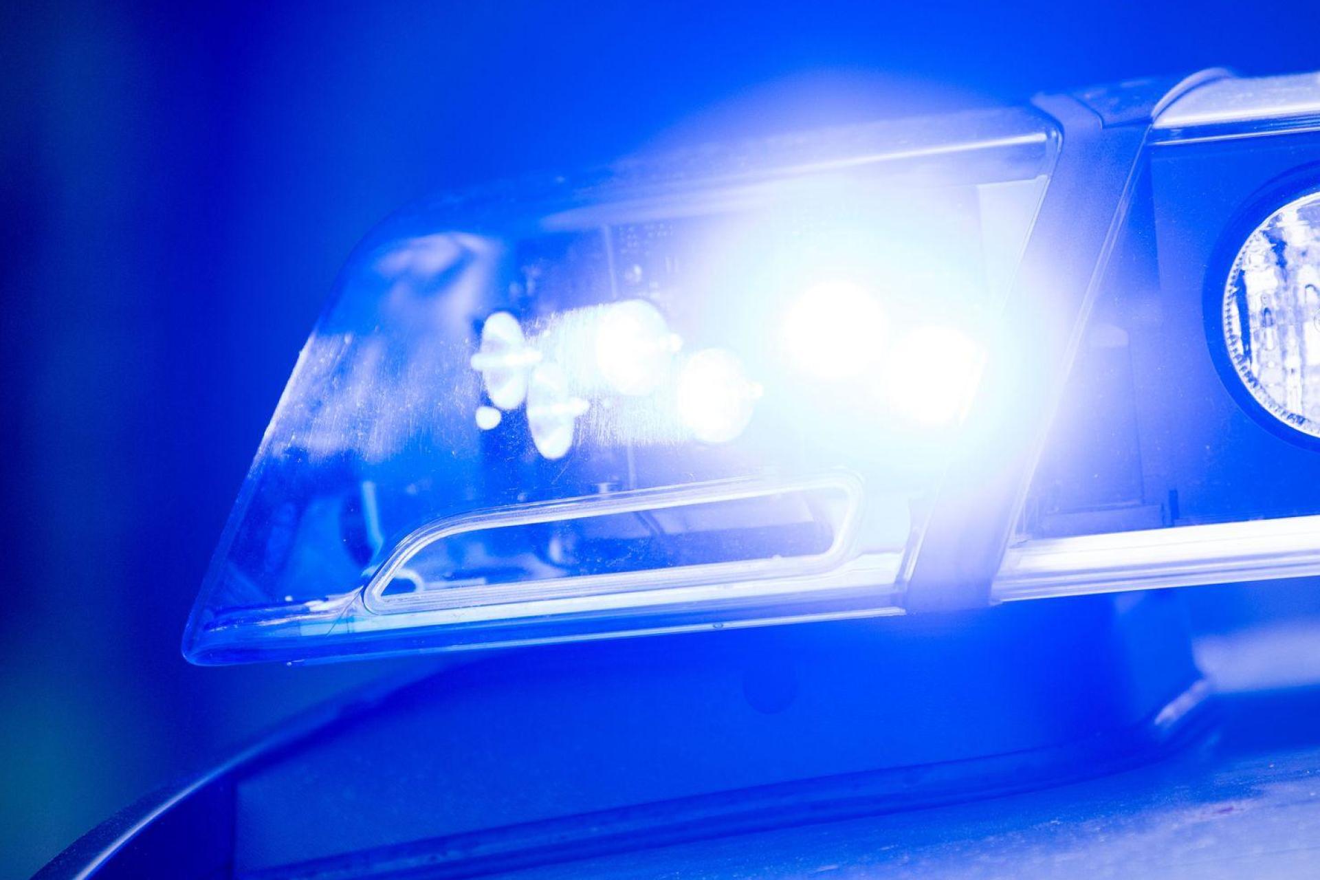 Ein gestohlenes Auto wurde auf der A6 bei Leuchtenberg entdeckt. Die Polizei ermittelt. (Symbolbild: Lino Mirgeler/dpa)