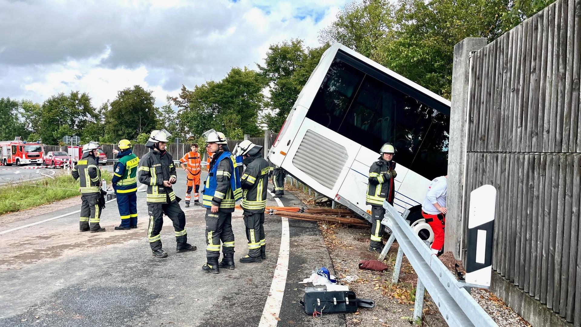 Das schwere Busunglück im August 2025, bei dem insgesamt 28 Menschen verletzt wurden, machte bundesweit Schlagzeilen. Nun erhob die Staatsanwaltschaft Anklage gegen den Busfahrer.  (Archivbild: Gabi Schönberger)