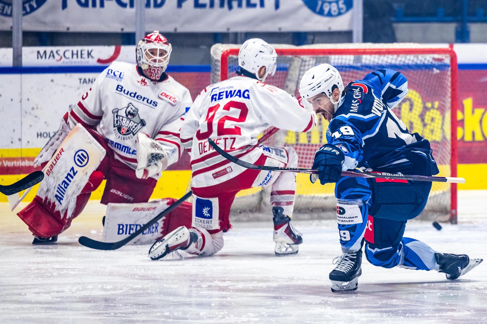 Alex-Olivier Voyer (rechts) wird den Blue Devils im ersten Play-down-Spiel gegen Bad Nauheim gesperrt fehlen.  (Archivbild: Tobias Neubert)