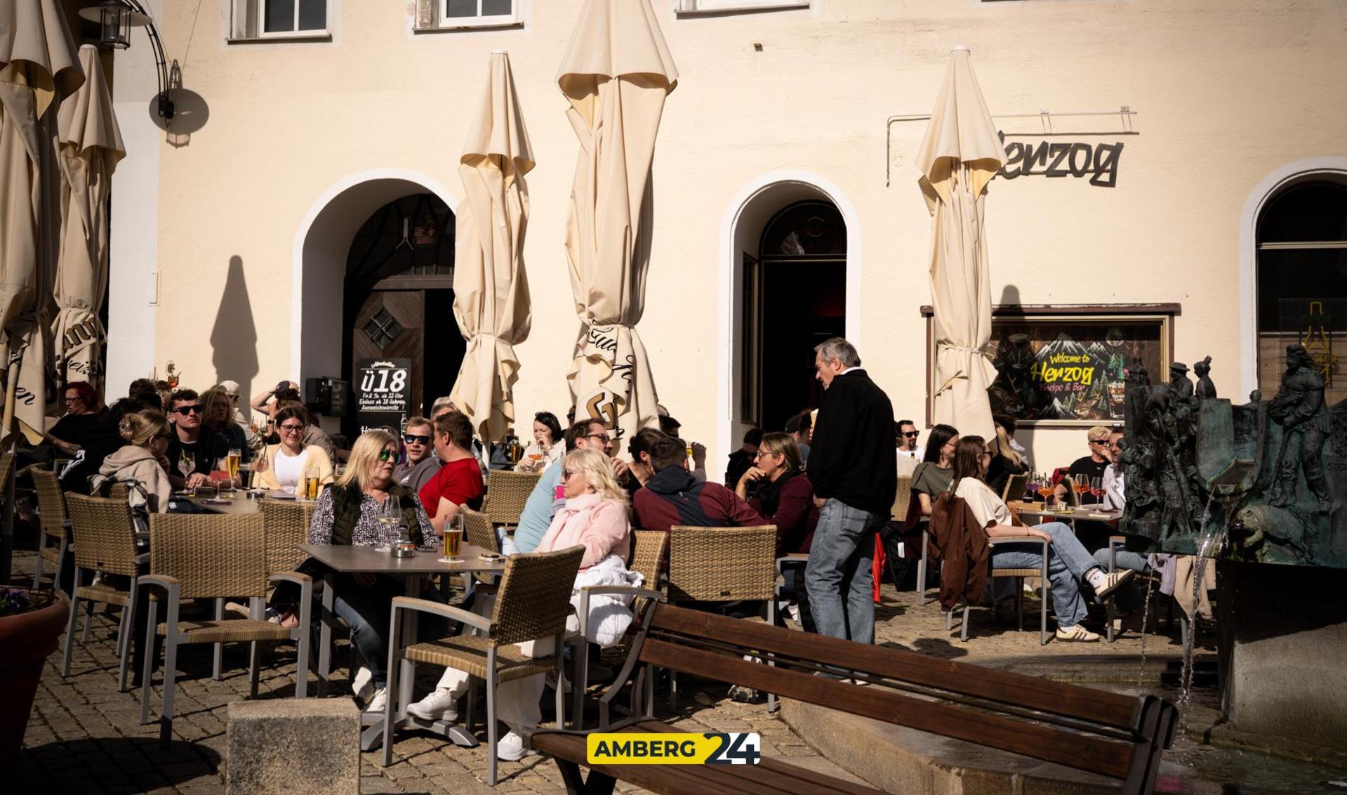 Daydrinking am Ostersonntag im Herzog. (Bild: Julia Bär)