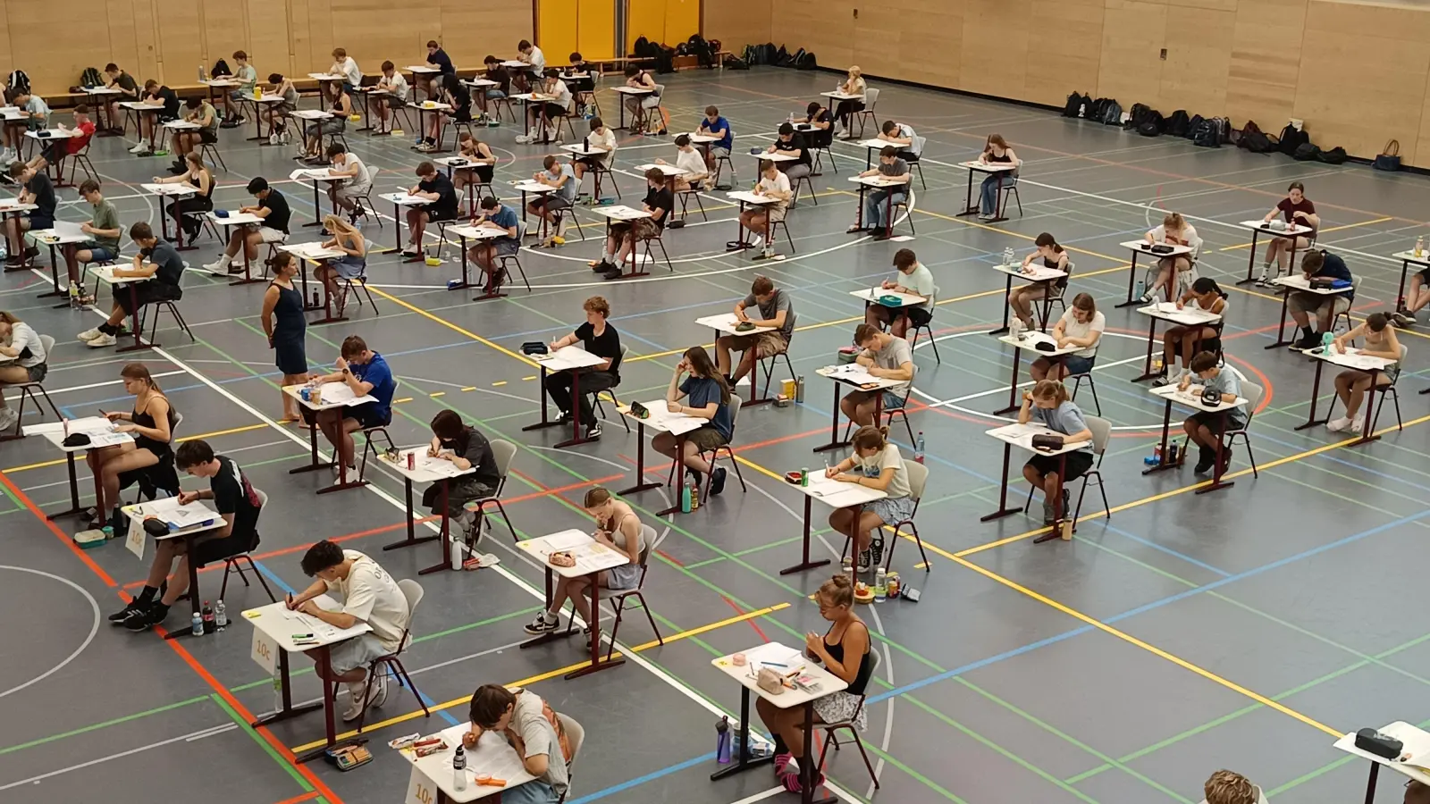 Dieses Jahr schreiben 96 Zehntklässler der Walter-Höllerer-Realschule die Abschlussprüfungen in der Dreifachturnhalle. Die Prüfungen starteten im Fach Deutsch.<br><br> (Bild: lhc)