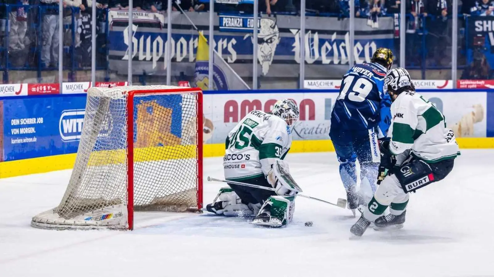 Er kennt Weiden bereits: Benedikt Jiranek (rechts) spielte vergangene Saison mit Bietigheim noch gegen die Blue Devils Weiden.  (Archivbild: Tobias Neubert)