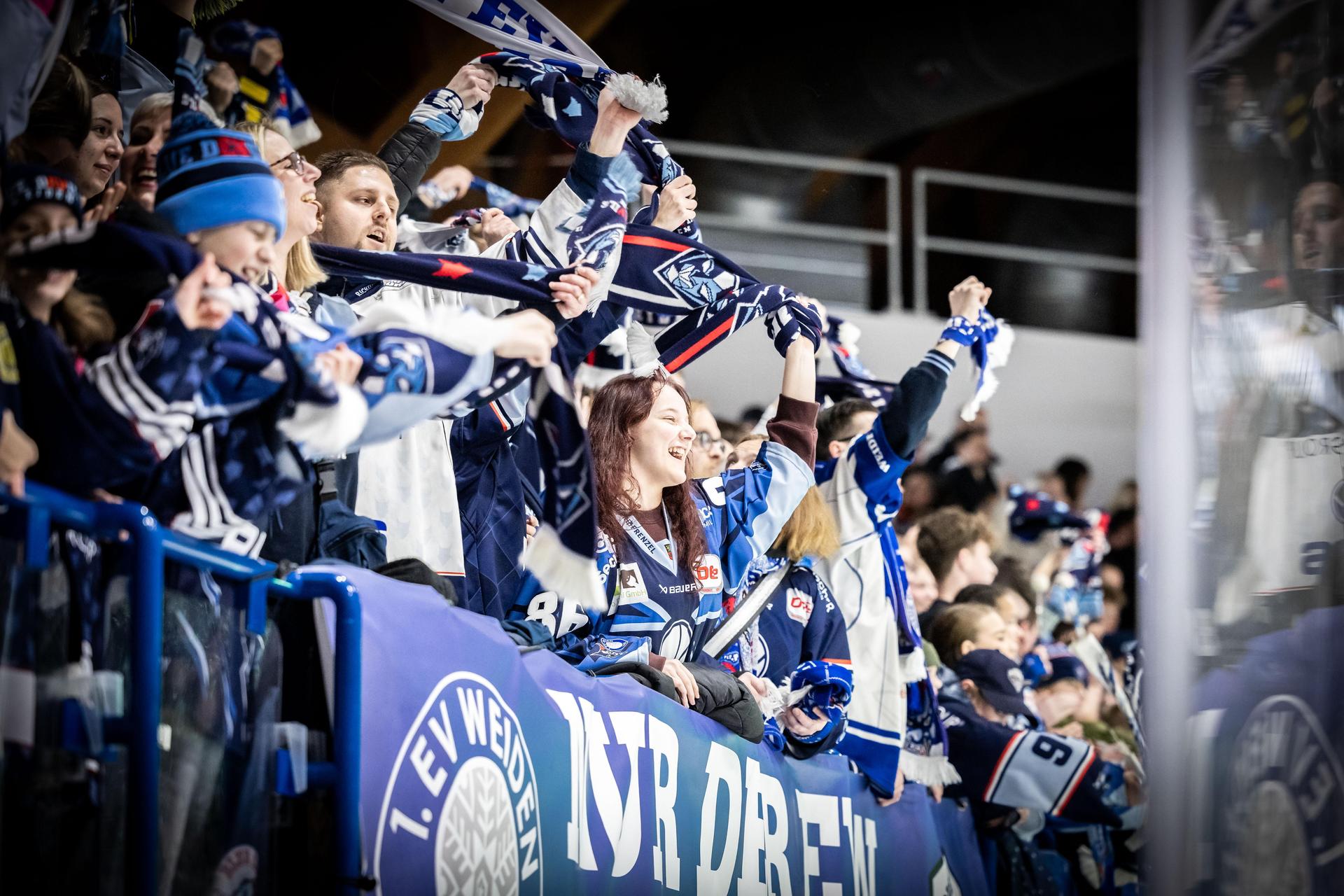 Die Freude dürfte groß sein bei den Fans der Blue Devils Weiden: Der Zweitligist hat mit Alan Letang ab Dienstag einen neuen Coach. (Archivbild: Tobias Neubert)
