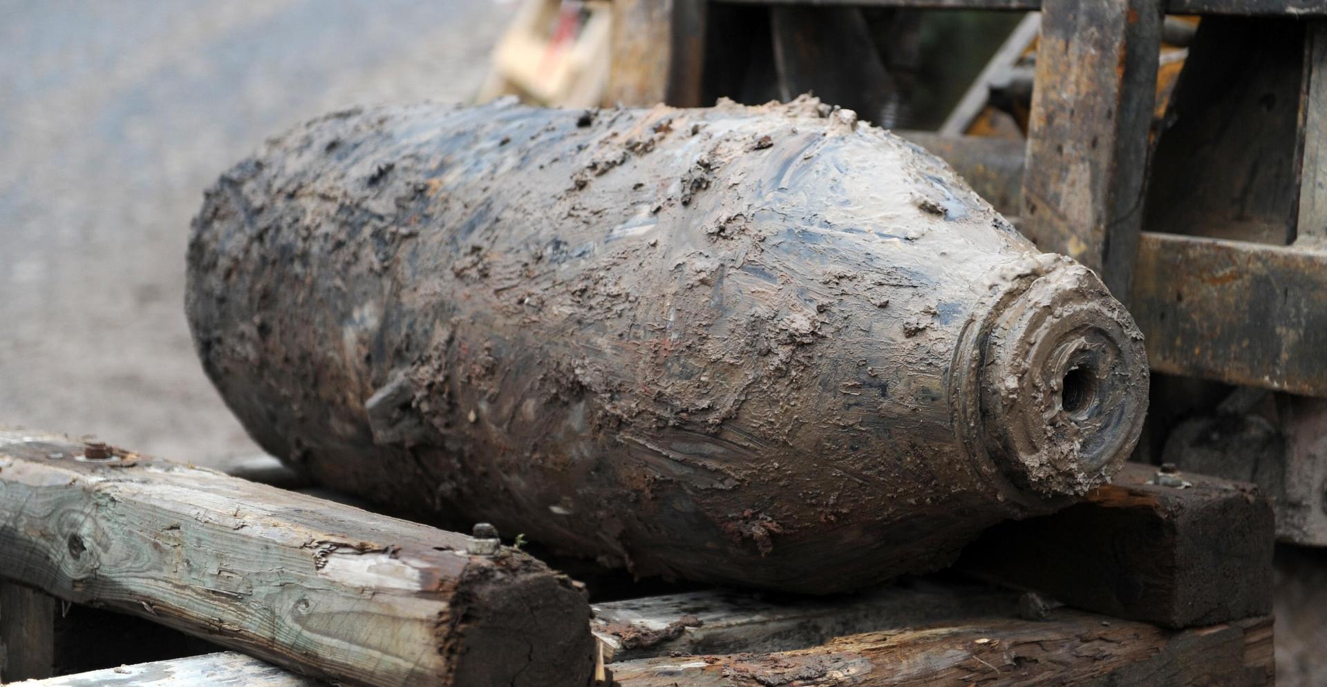 Die in Regensburg gefundene Bombe aus dem Zweiten Weltkrieg ist erfolgreich entschärft und abtransportiert worden. (Symbolbild: Uwe Zucchi/dpa)