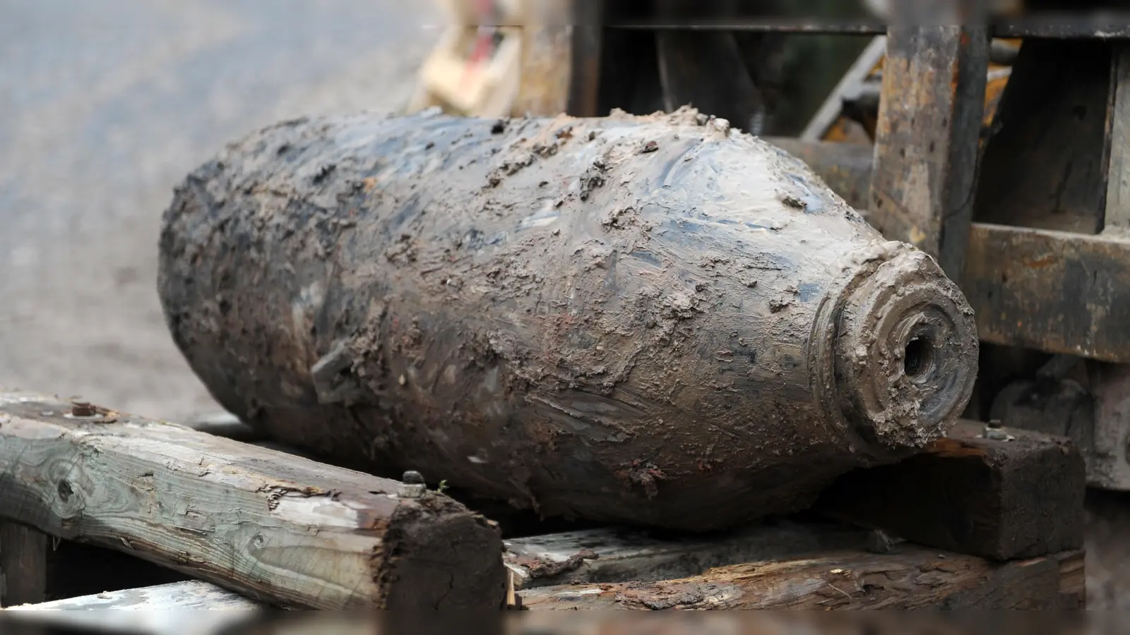 Die in Regensburg gefundene Bombe aus dem Zweiten Weltkrieg ist erfolgreich entschärft und abtransportiert worden. (Symbolbild: Uwe Zucchi/dpa)