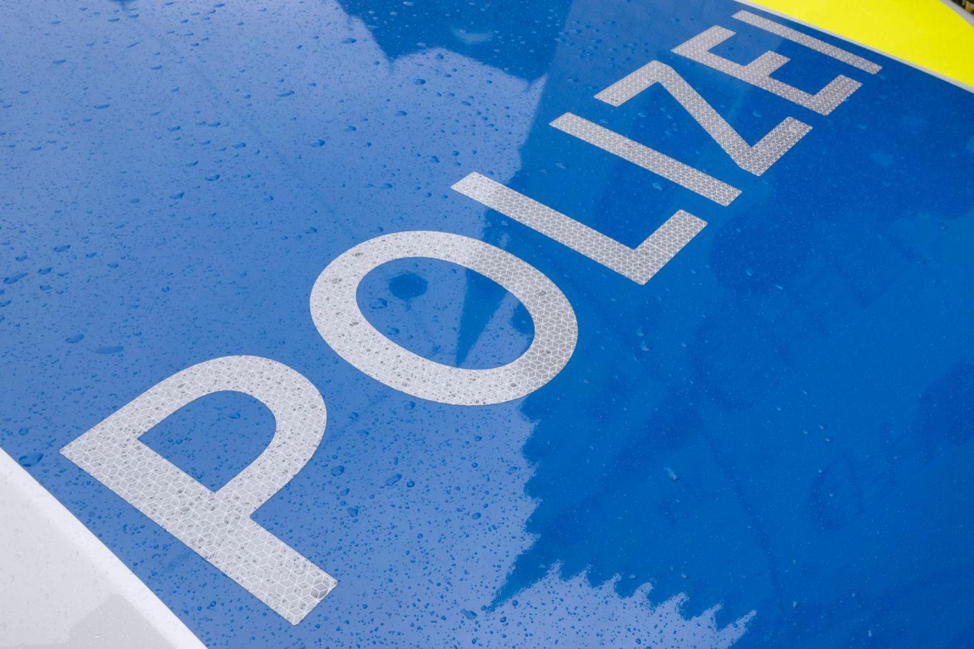 Bei einer Kontrolle in Amberg sind bei einem 45-jährigen E-Scooter-Fahrer Drogenutensilien und Betäubungsmittel entdeckt worden. (Symbolbild: Peter Kneffel/dpa)