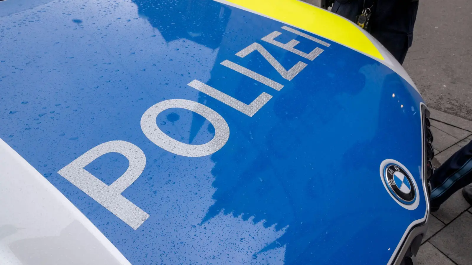 In Vilseck/Sorghof wurde ein Verkehrszeichen umgefahren. Die Polizei untersucht den Unfallhergang. (Bild: Peter Kneffel/dpa)