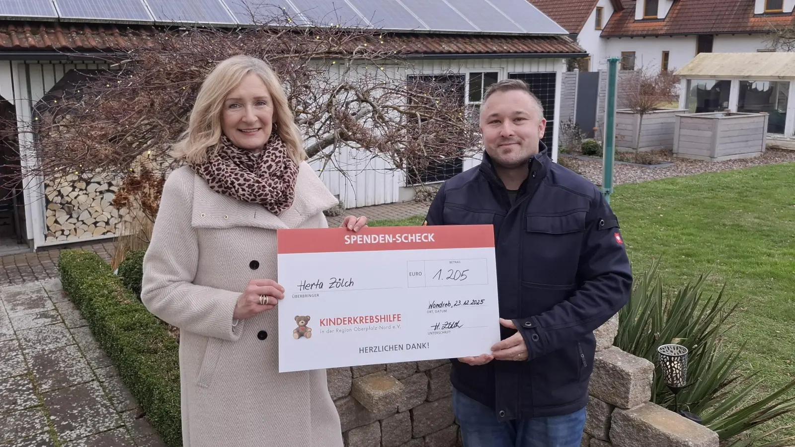 Herta Zölch bei der Spendenübergabe an Vorstandsmitglied Berthold Walbrunn von der Kinderkrebshilfe in der Region Oberpfalz Nord e.V. (Bild: Herbert Putzer)