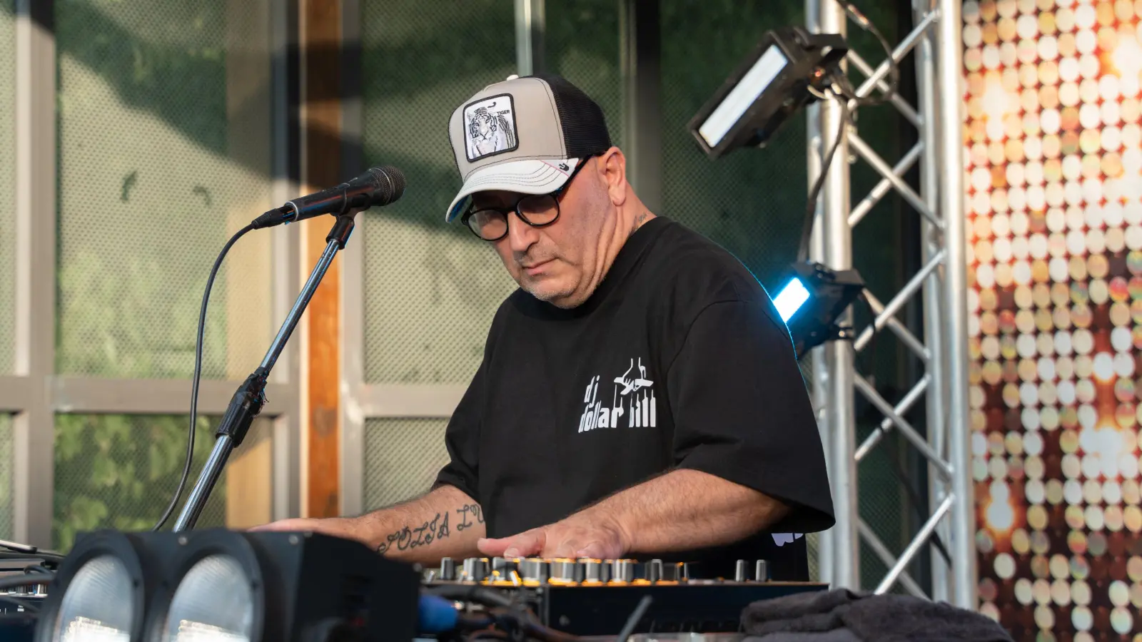 Daniel Vampa ist neuer Festwirt auf dem Volksfest in Weiden. Am Freitag steht er auch als DJ Dollar Bill hinter dem Mischpult.  (Archivbild: Marina Gube)