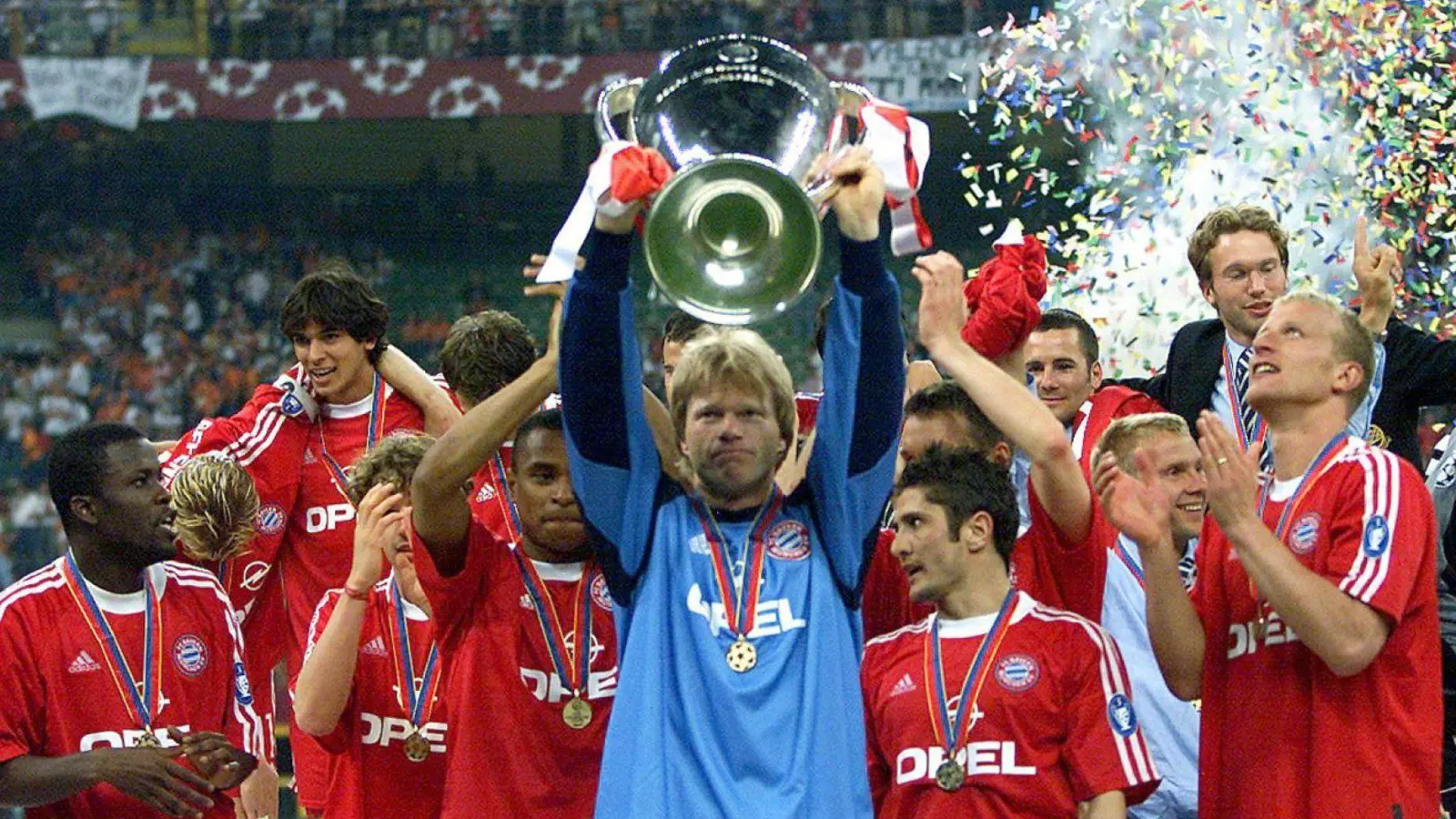 Oliver Kahn (Mitte) stemmt die Champions-League-Trophäe beim Triumph 2001 in Mailand gegen den FC Valencia in die Höhe. (Bild: agentur_dpa)