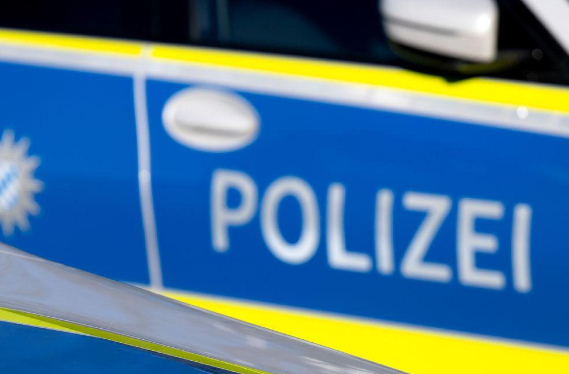 In der Moltkestraße in Weiden ist ein geparktes Auto angefahren und beschädigt worden. Der Verursacher fuhr weiter. (Symbolbild: Sven Hoppe/dpa)