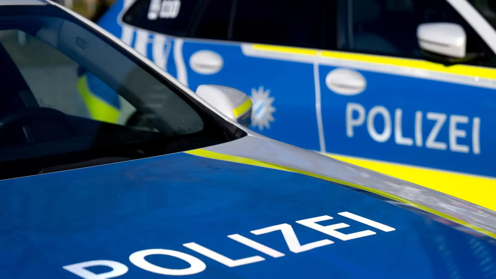 In der Moltkestraße in Weiden ist ein geparktes Auto angefahren und beschädigt worden. Der Verursacher fuhr weiter. (Symbolbild: Sven Hoppe/dpa)