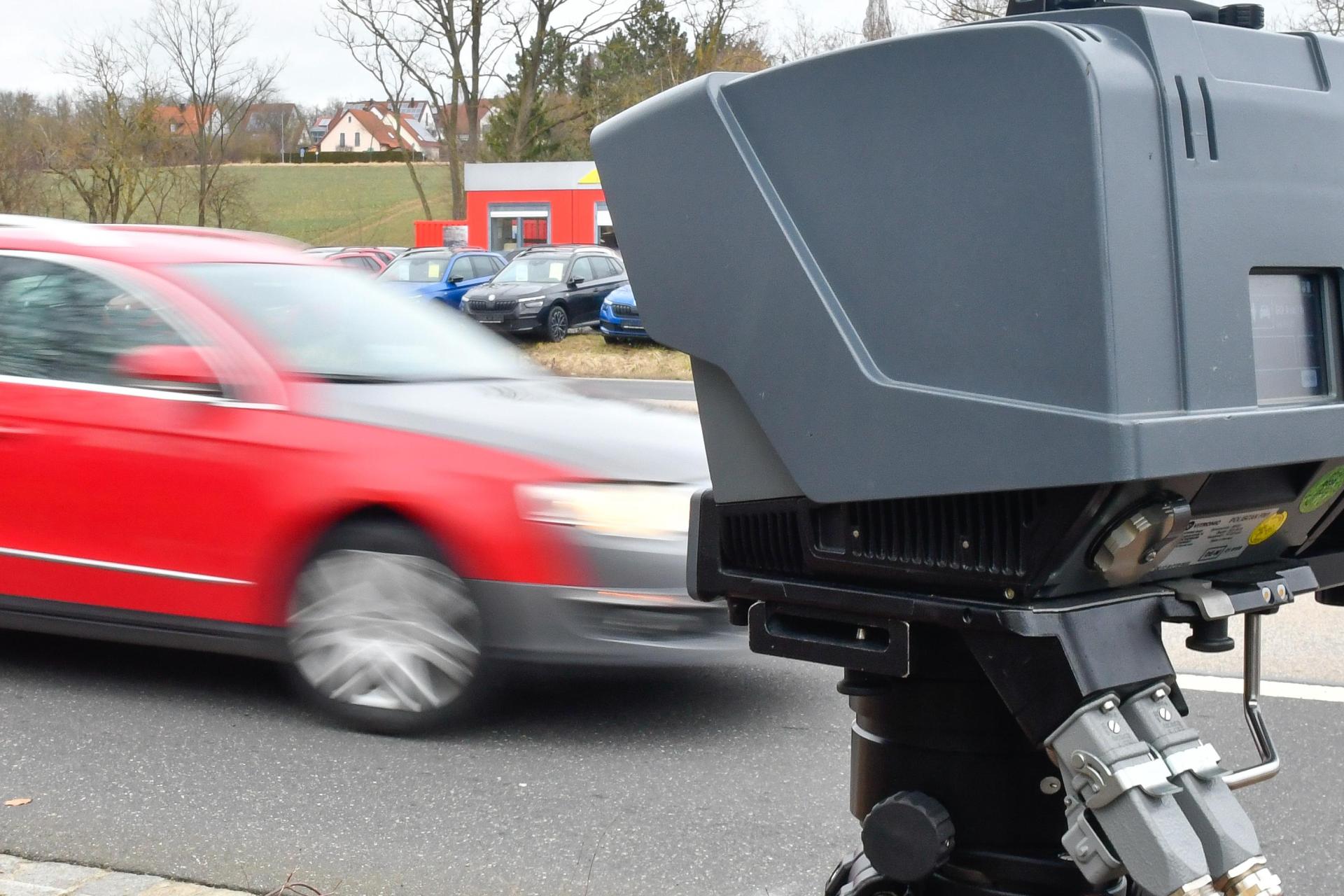 Bei einer Geschwindigkeitskontrolle auf der B 470 bei Auerbach hat die Verkehrspolizei 13 Verstöße festgestellt. (Symbolbild: Petra Hartl)