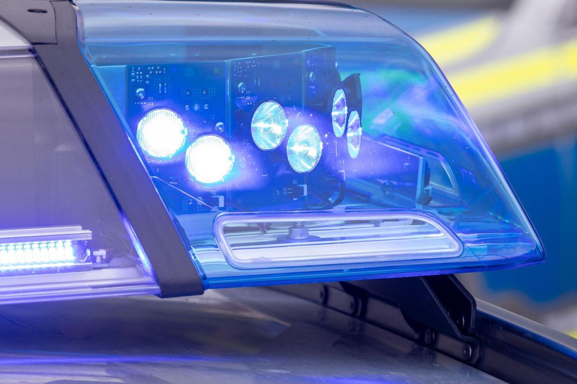 Nach einem Zusammenstoß mit einem Fahrradfahrer in Neustadt/Waldnaab flüchtete ein Autofahrer. (Symbolbild: Daniel Karmann/dpa)