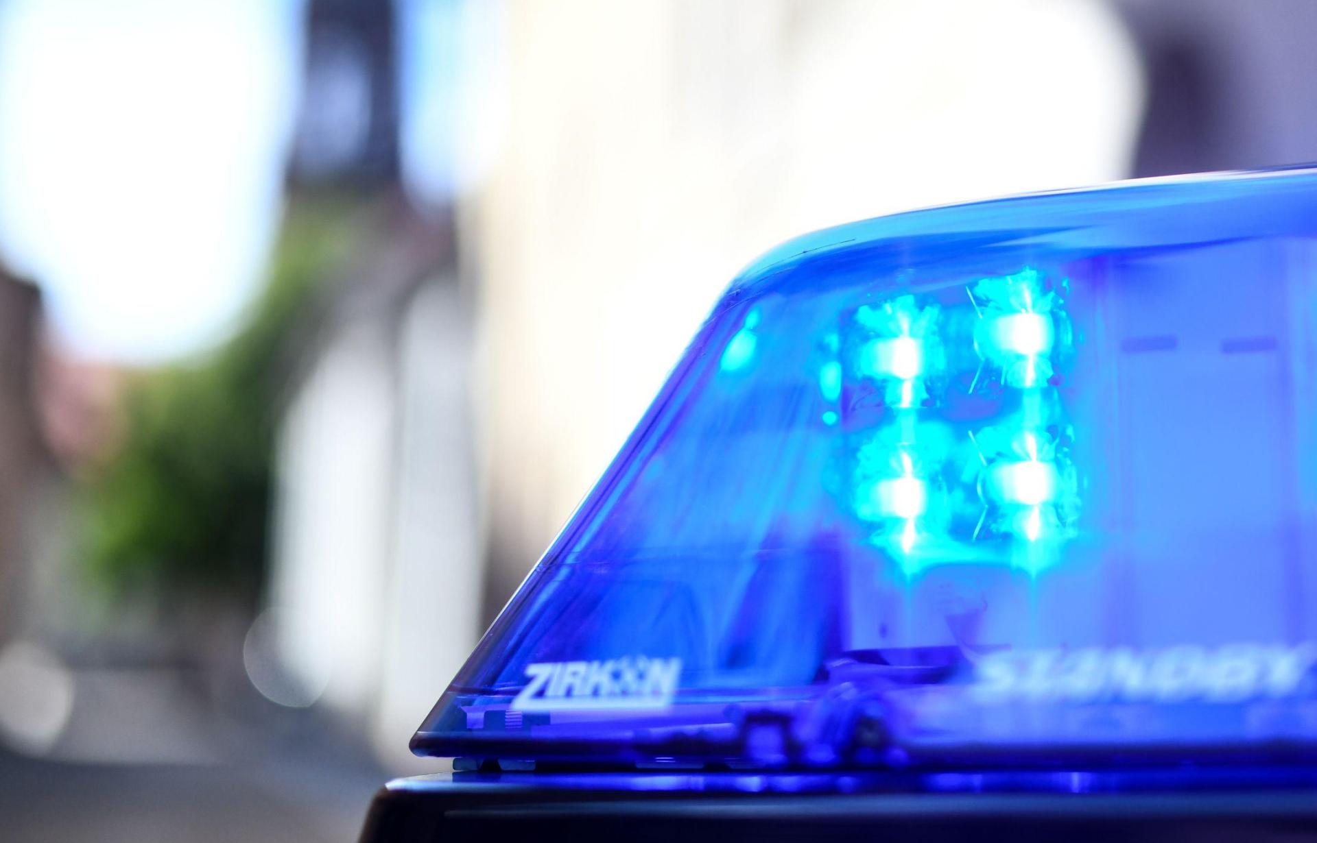 In Windischeschenbach wurde ein Metallpfosten von einem Fahrzeug beschädigt. (Symbolbild: Patrick Seeger/dpa)