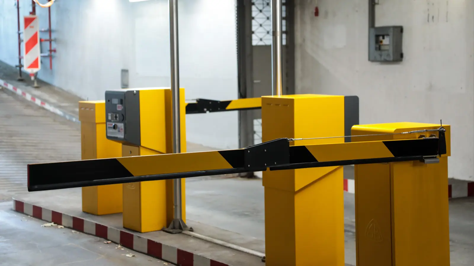 Die Schranke einer Tiefgarage (hier ein Symbolbild) in Weiden hat eine Autofahrerin bei der Einfahrt stark beschädigt. (Symbolbild: Wolfgang Steinbacher)