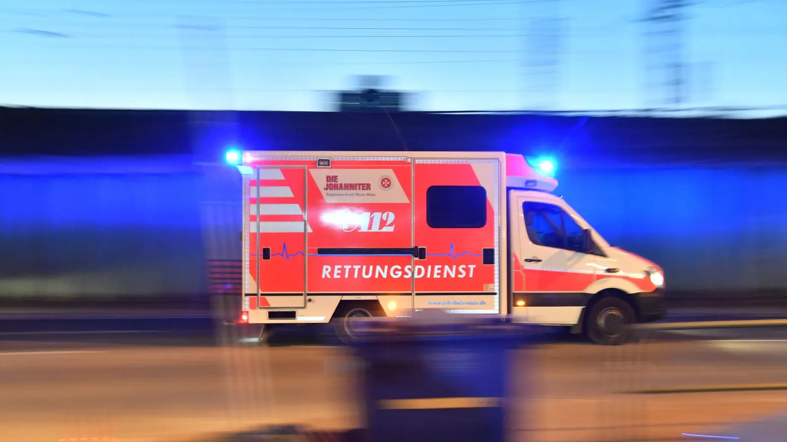 Eine Radfahrerin stürzte in Weiden, als ein Beutel in die Speichen geriet. (Symbolbild: Boris Roessler/dpa)