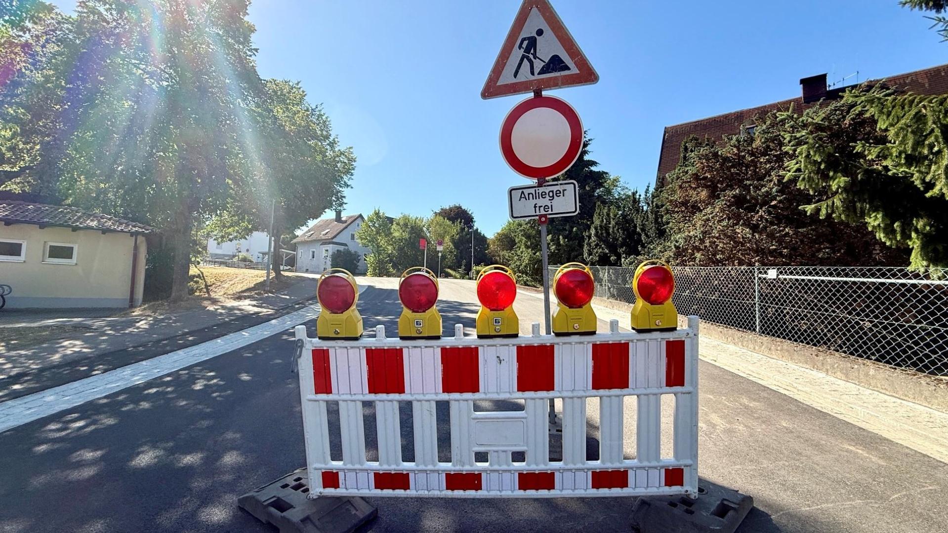 Bagger und Asphaltmaschinen sind aus der Georgstraße in Neustadt/WN früher als erwartet abgezogen. Noch ist die Durchfahrt beschränkt, aber noch vor Ferienende sollen auch die Markierungsarbeiten auf dieser wichtigen Zufahrt zum Schulhügel abgeschlossen sein.  (Bild: Gabi Schönberger)