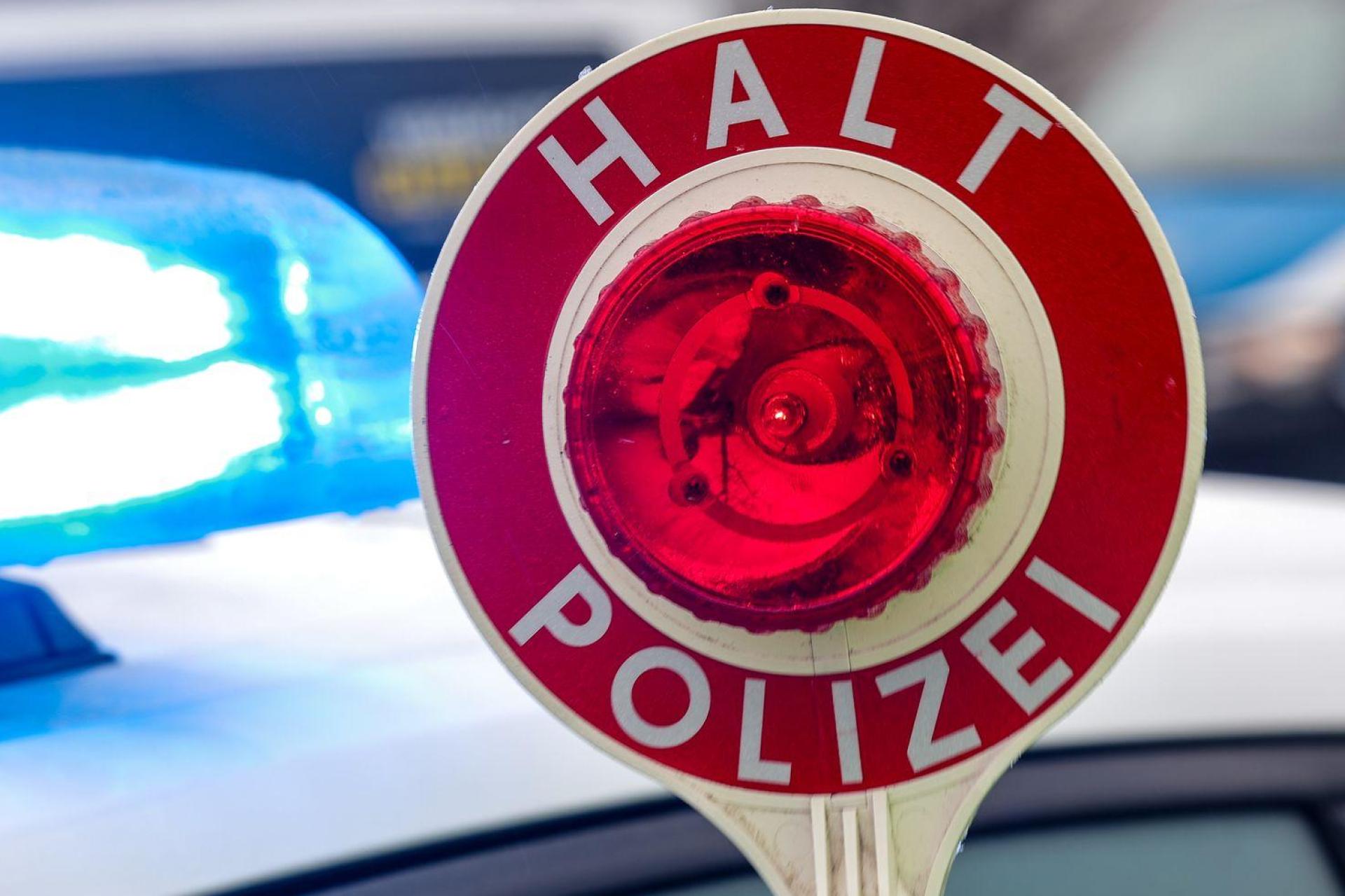 Bei einer Kontrolle in Weiden stieß die Polizei auf einen Autofahrer unter Alkoholeinfluss. (Symbolbild: Jan Woitas/dpa)