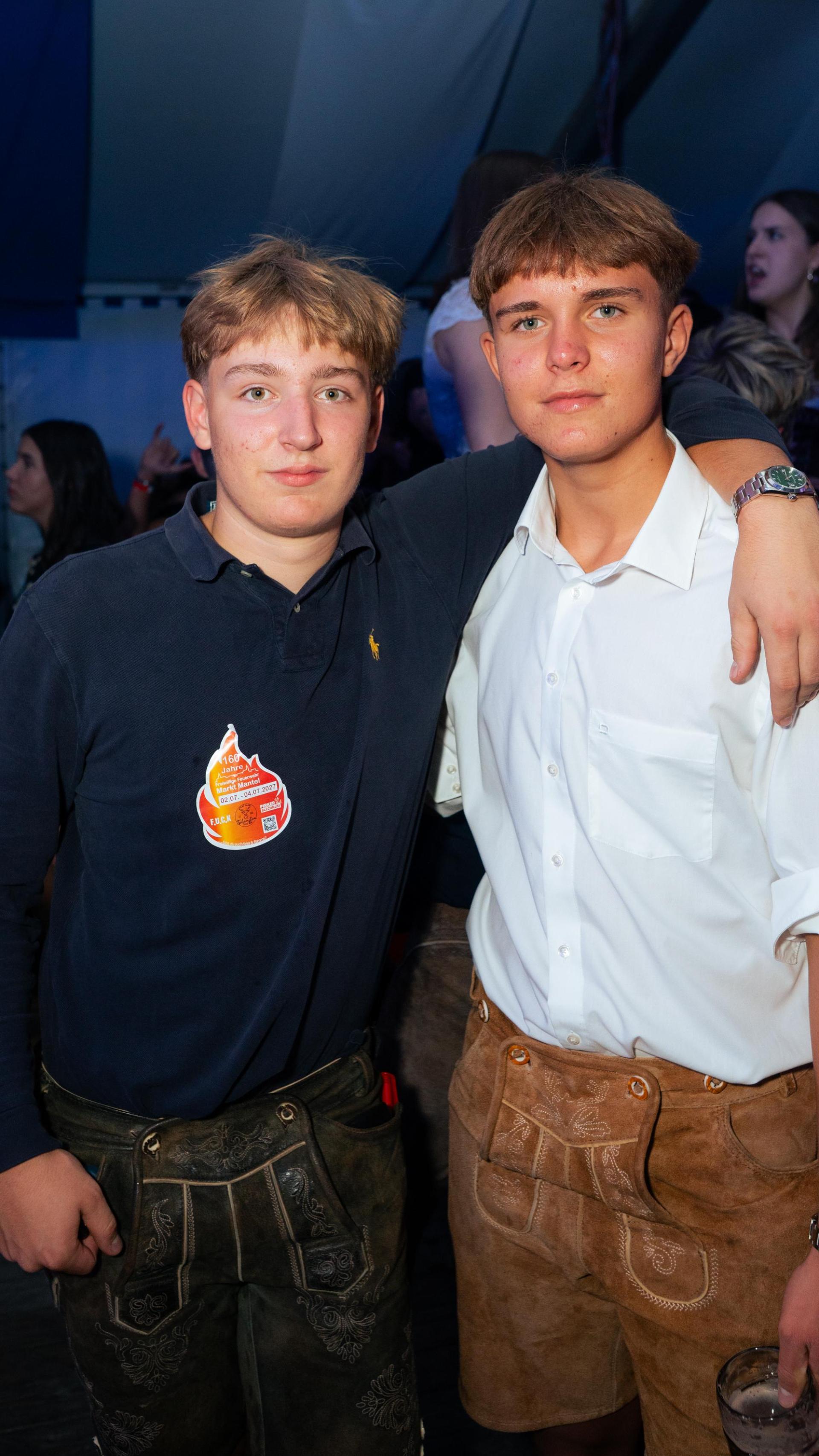 In Lederhose machen diese beiden eine gute Figur. (Bild: Hannes Stock)
