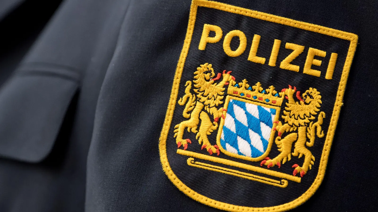 Ein unbekanntes Fahrzeug beschädigte einen geparkten Audi A3 in Sulzbach-Rosenberg. (Symbolbild: Sven Hoppe, dpa)