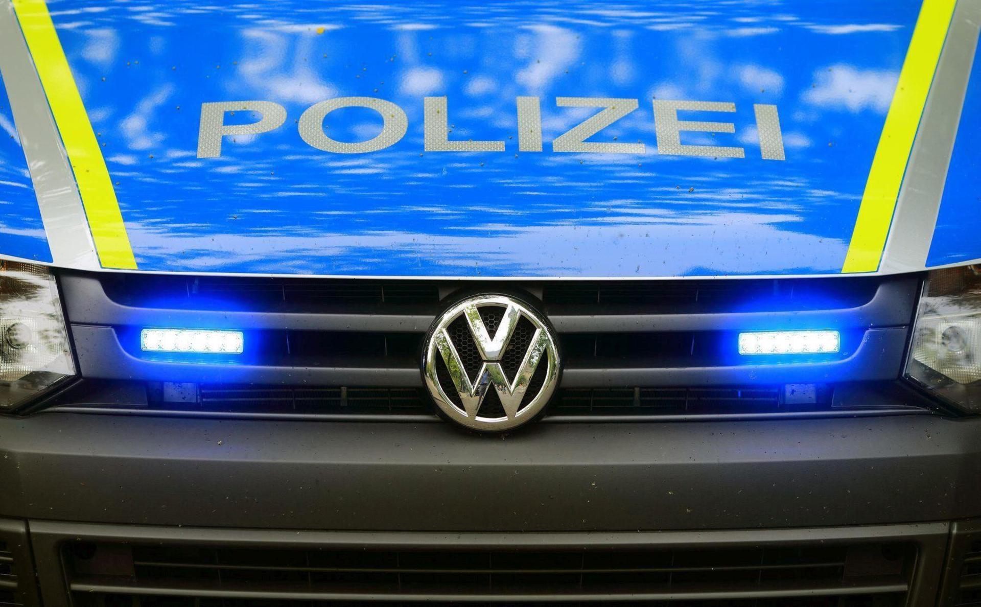 Ein 20-jähriger Motorradfahrer wird bei einem Unfall bei Weiherhammer verletzt und ins Krankenhaus gebracht. (Symbolbild: Jens Wolf/dpa)