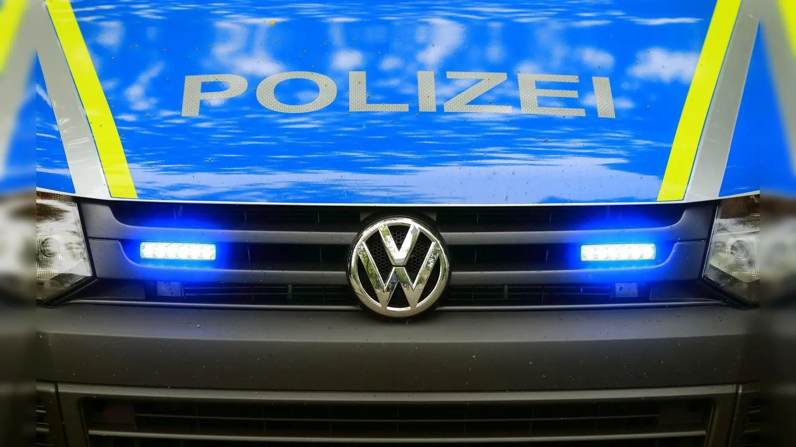 Ein 20-jähriger Motorradfahrer wird bei einem Unfall bei Weiherhammer verletzt und ins Krankenhaus gebracht. (Symbolbild: Jens Wolf/dpa)