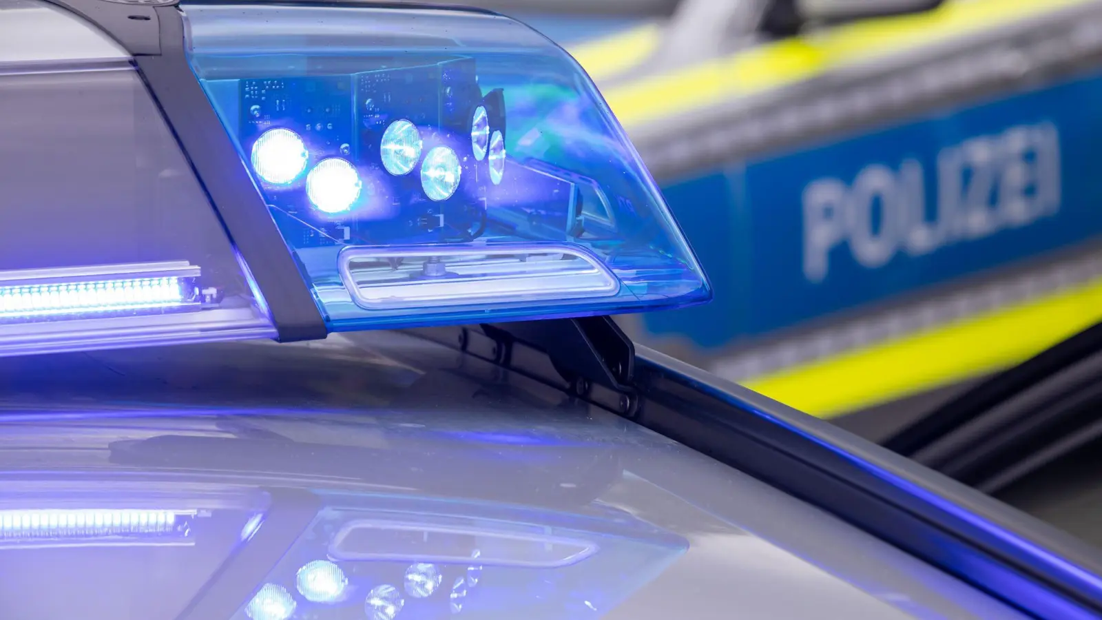 Ein geparkter Dacia wurde in Amberg beschädigt.  (Symbolbild: Daniel Karmann/dpa)