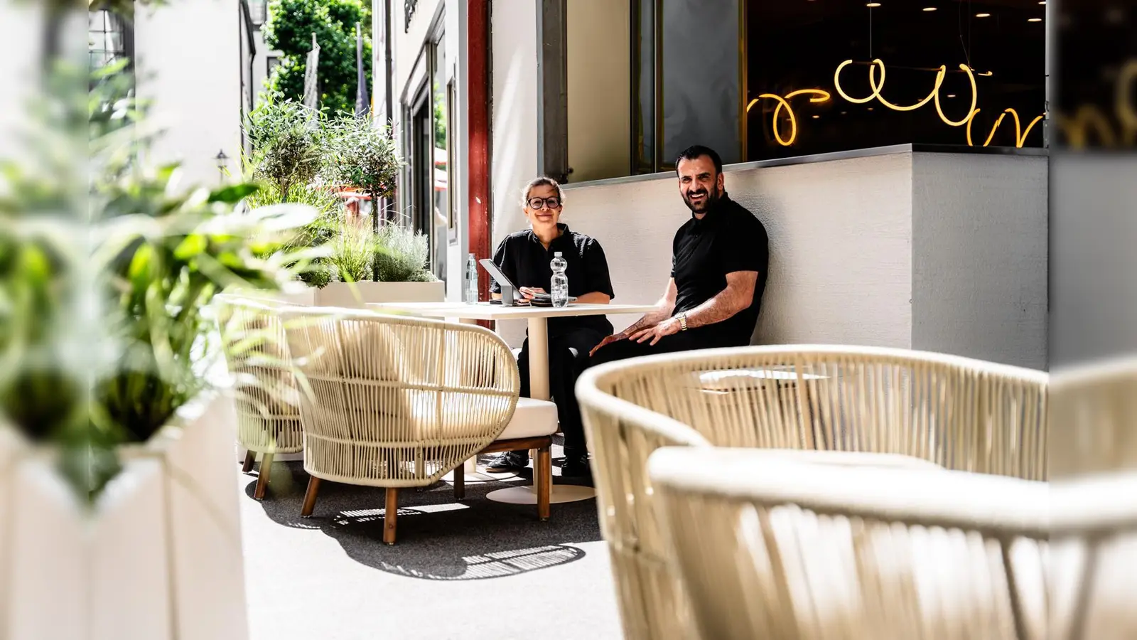Betreiber Sezayi Er und Architektin Barbara Ziegler blicken der Eröffnung des Café Sezi in der Wörthstraße in Weiden entgegen. Einst war hier die „Nordsee” beheimatet. (Bild: Sezayi Er)