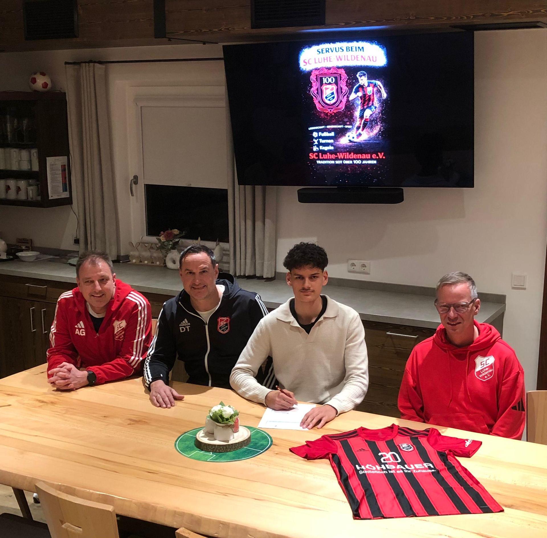 Der 18-Jährige Arian Miftaraj (weiß) verstärkt ab Sommer den SC Luhe-Wildenau.  (Bild: SC Luhe Wildenau)