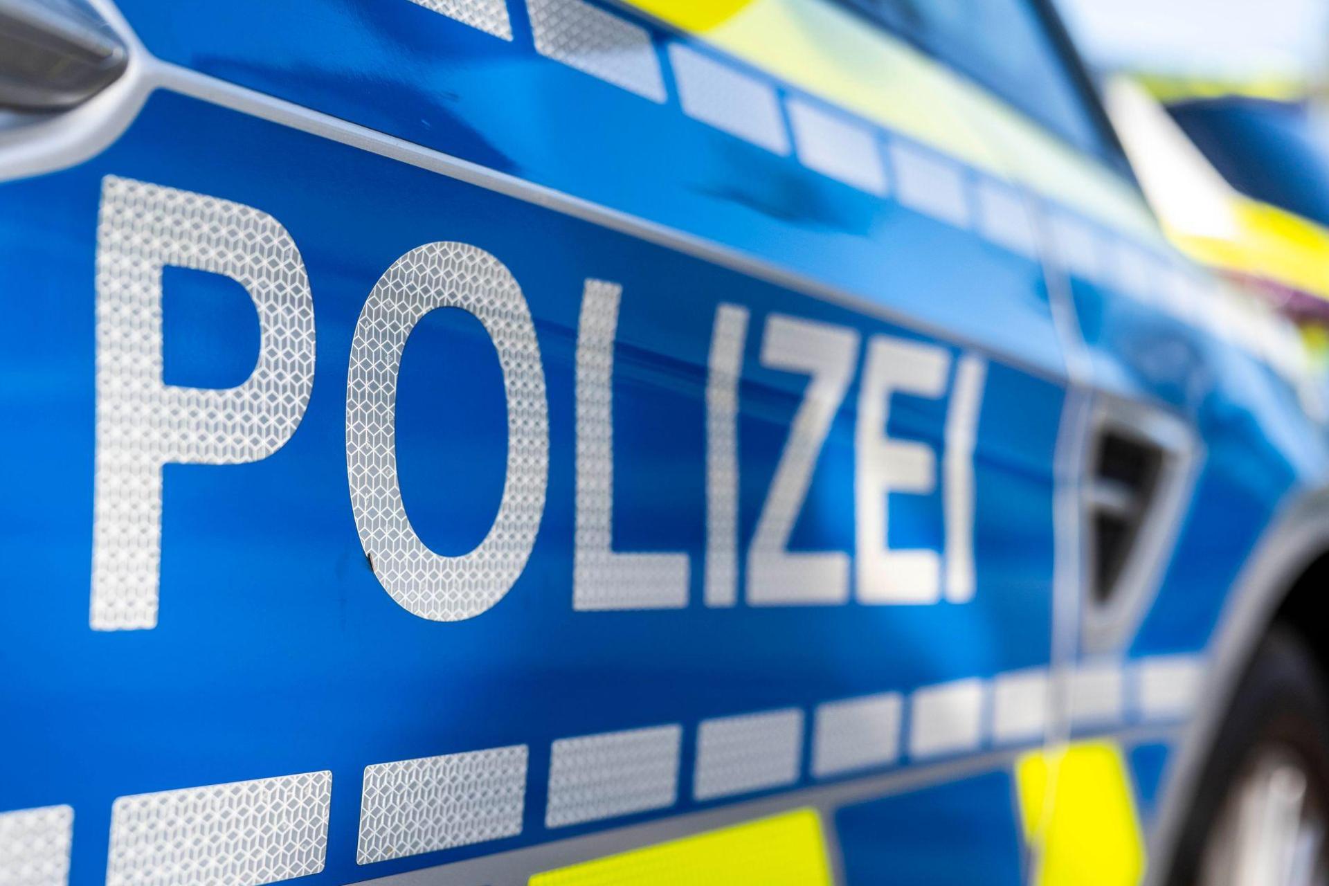 Ein 74-jähriger Motorradfahrer ist bei einem Unfall nahe Pfofeld im Landkreis Weißenburg-Gunzenhausen tödlich verletzt worden. (Symbolbild) (Bild: David Inderlied/dpa)