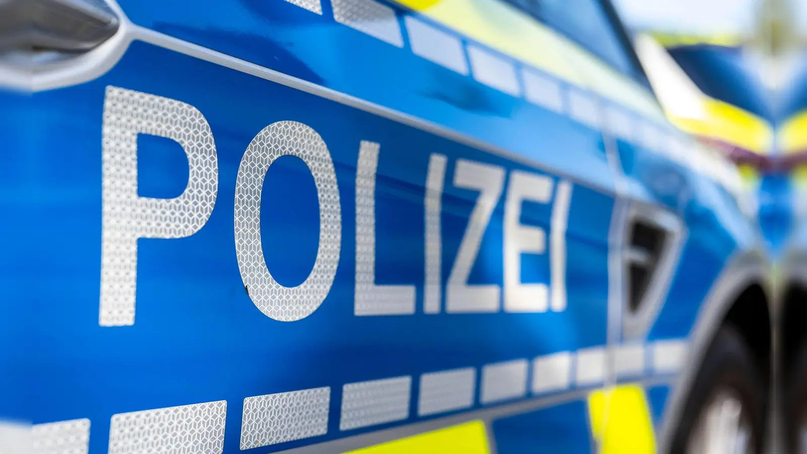 Ein 74-jähriger Motorradfahrer ist bei einem Unfall nahe Pfofeld im Landkreis Weißenburg-Gunzenhausen tödlich verletzt worden. (Symbolbild) (Bild: David Inderlied/dpa)