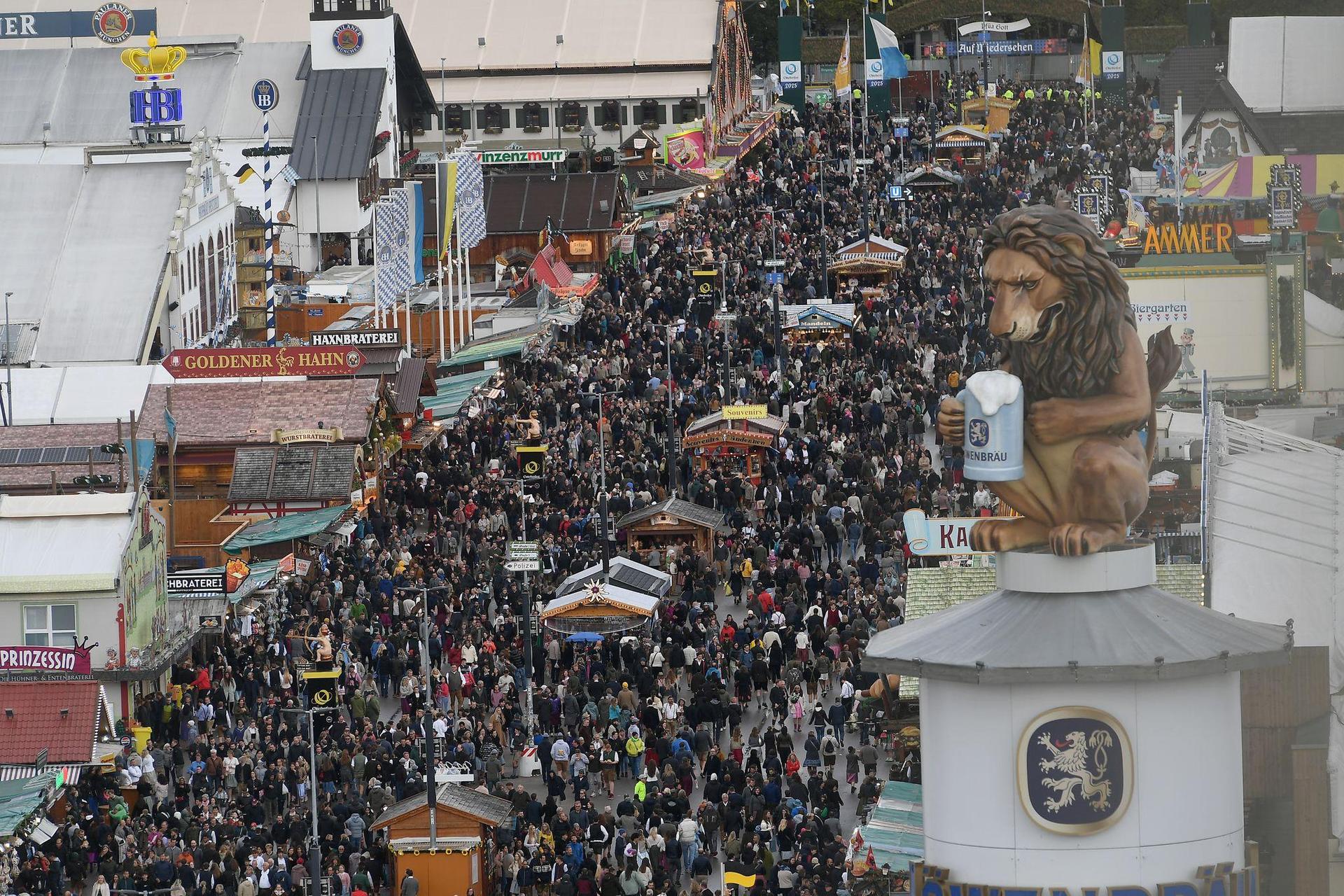 Sollen Wiesn-Besucher bald Eintritt zahlen? (Archivbild) (Bild: Felix Hörhager/dpa)