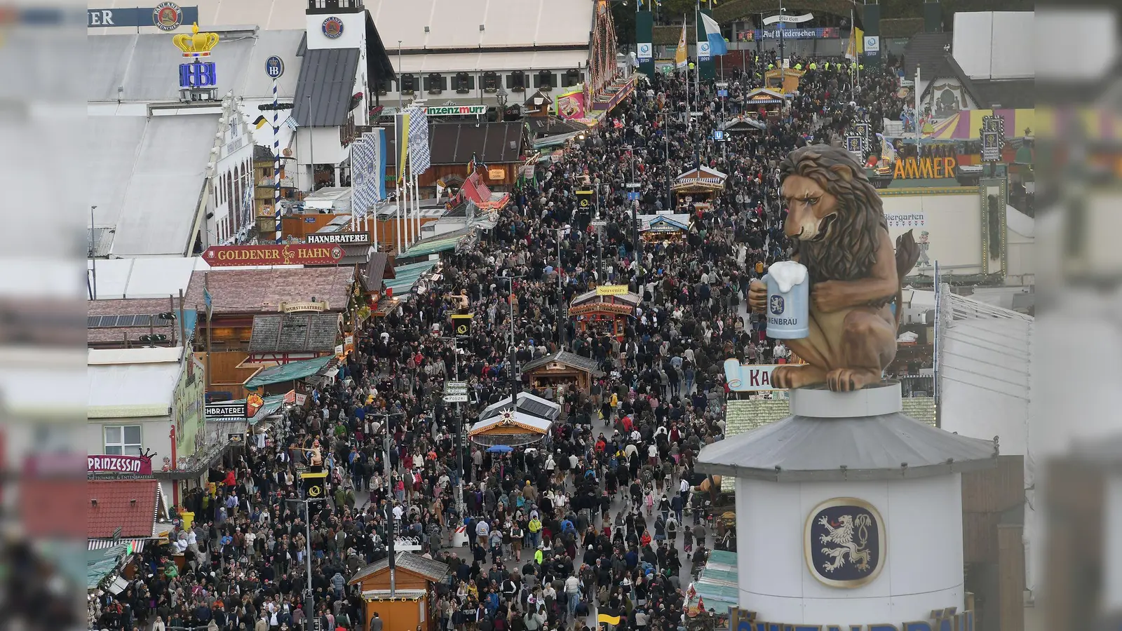 Sollen Wiesn-Besucher bald Eintritt zahlen? (Archivbild) (Bild: Felix Hörhager/dpa)
