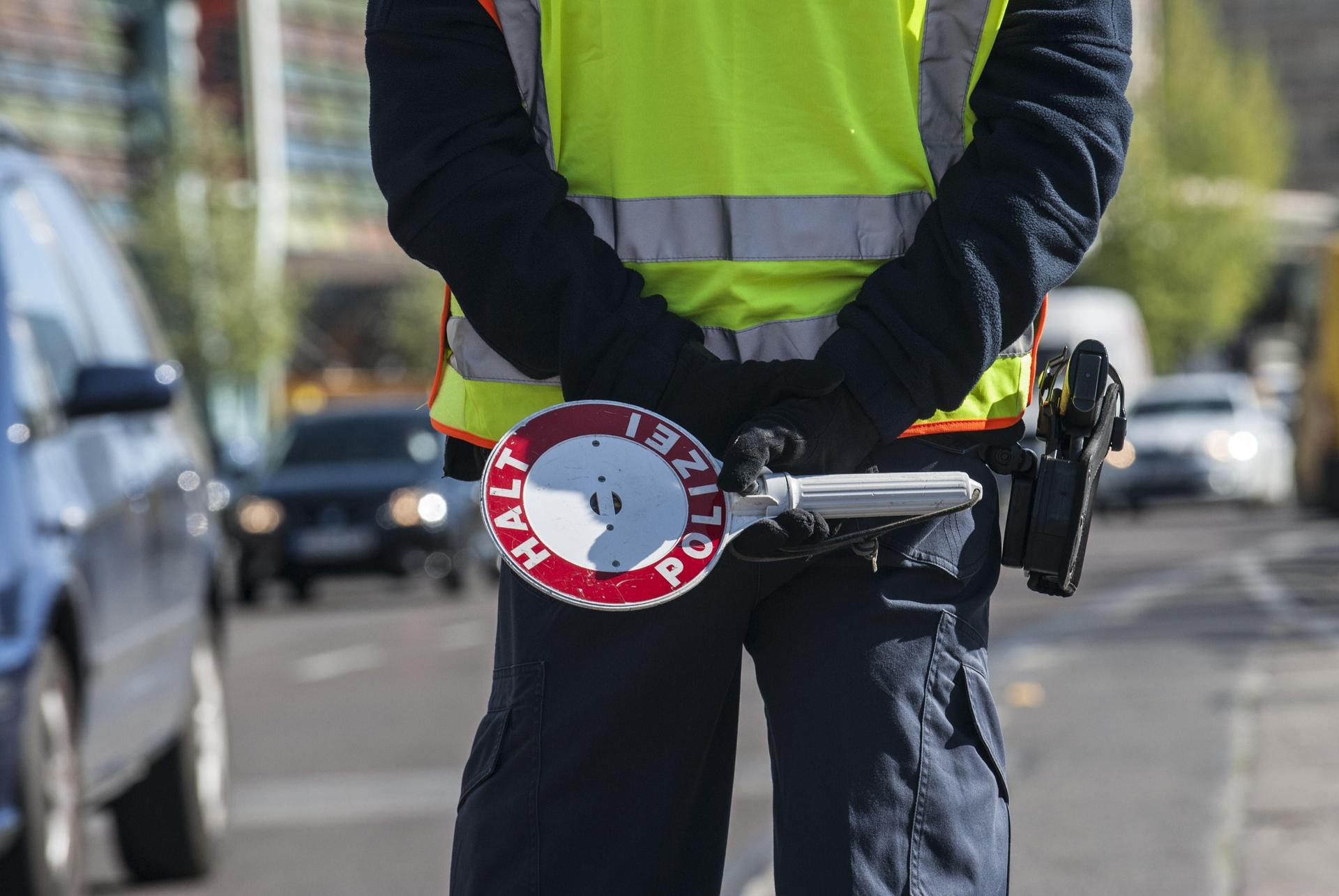 In Poppenricht wurde eine E-Scooter-Fahrerin bei einer Verkehrskontrolle mit knapp einem Promille Alkohol im Blut gestoppt. Ihr drohen Bußgeld und Fahrverbot. (Symbolbild: Petra Hartl)