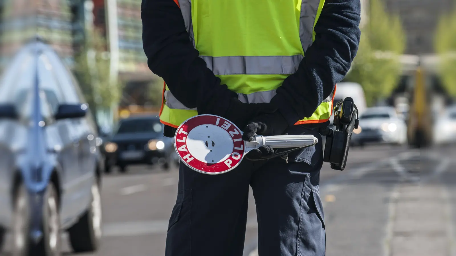 In Poppenricht wurde eine E-Scooter-Fahrerin bei einer Verkehrskontrolle mit knapp einem Promille Alkohol im Blut gestoppt. Ihr drohen Bußgeld und Fahrverbot. (Symbolbild: Petra Hartl)